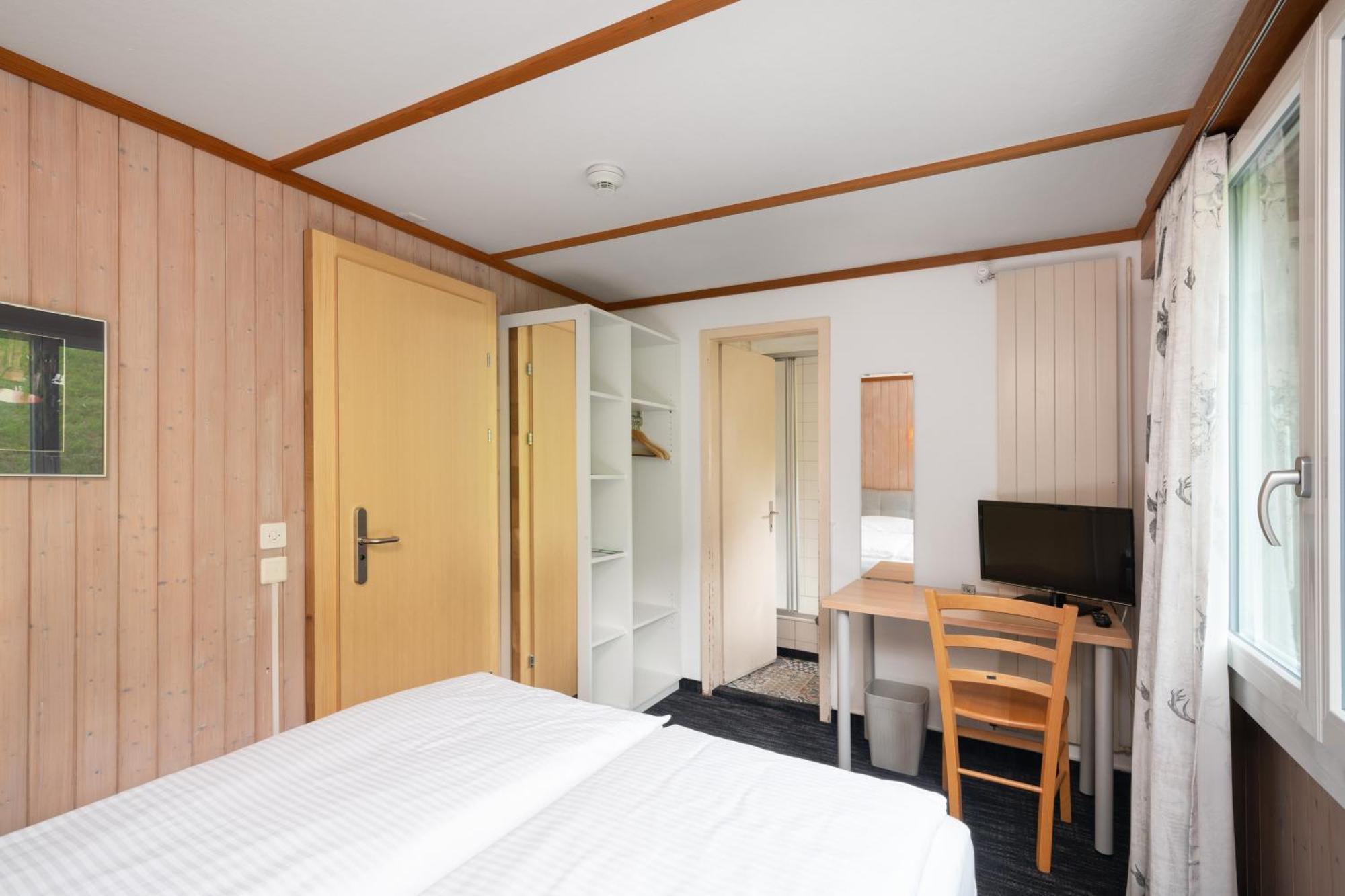 Small Double Room Private Bathroom no view